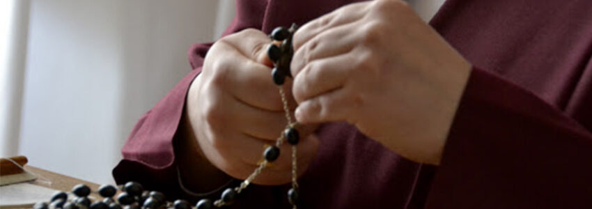 la corona del rosario è il distintivo del cristiano