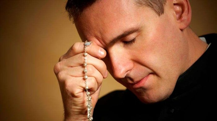 come si prega il rosario