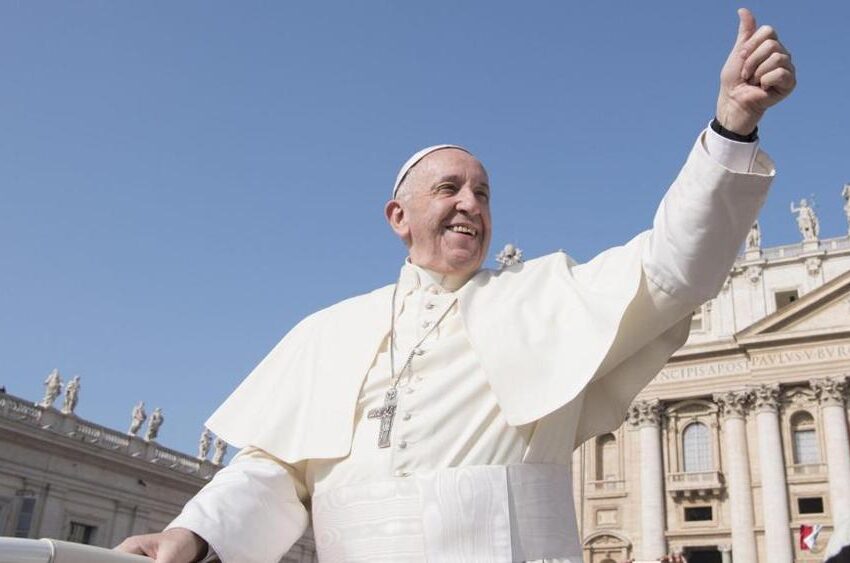 Papa Francesco pregare per il prossimo