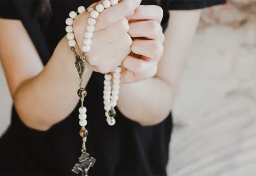 invitare un santo a recitare il rosario con noi