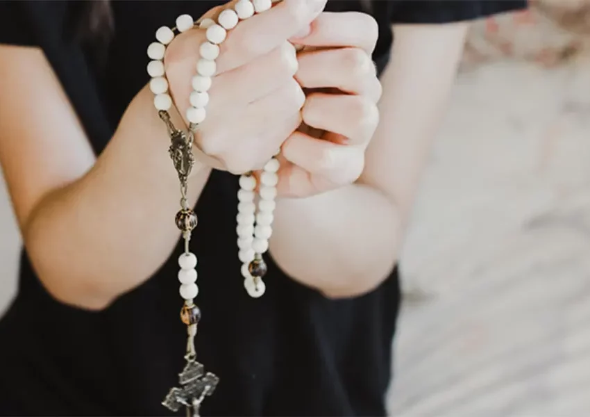 invitare un santo a recitare il rosario con noi