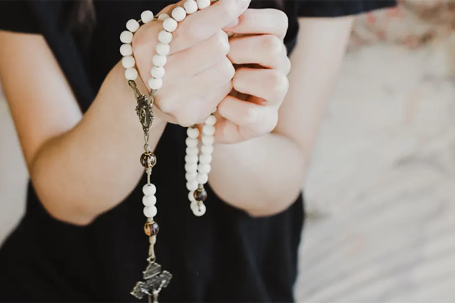 invitare un santo a recitare il rosario con noi