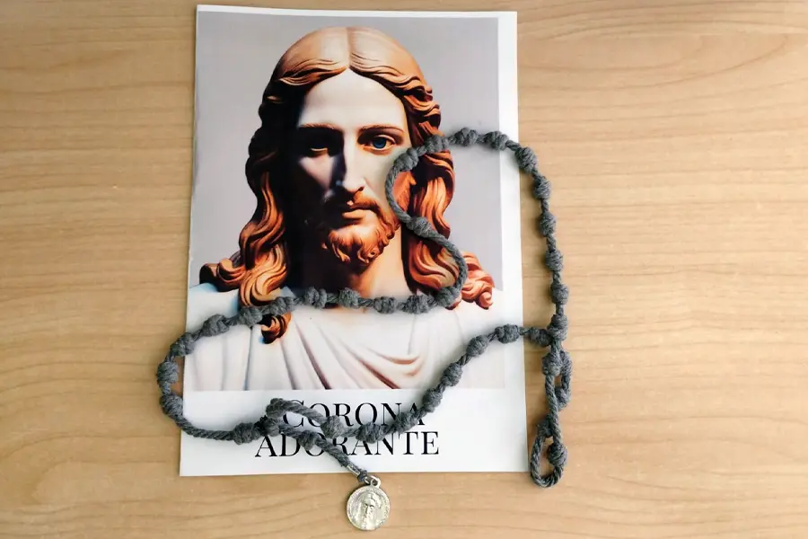 la corona adorante