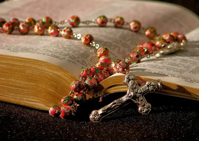 Il Rosario: La Scuola di Preghiera per Ritornare Semplici