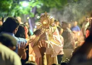 davanti all'Eucaristia
